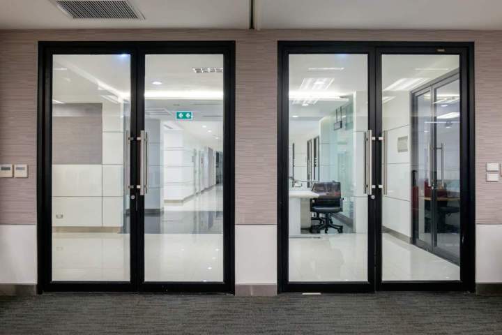 Pose de portes robustes et esthétiques